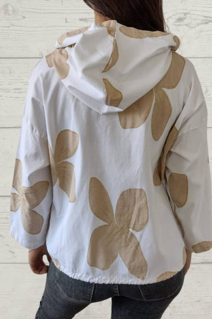 Chaqueta blanca con estampado de pétalos marrones