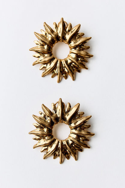 Pendientes huecos con forma de sol 