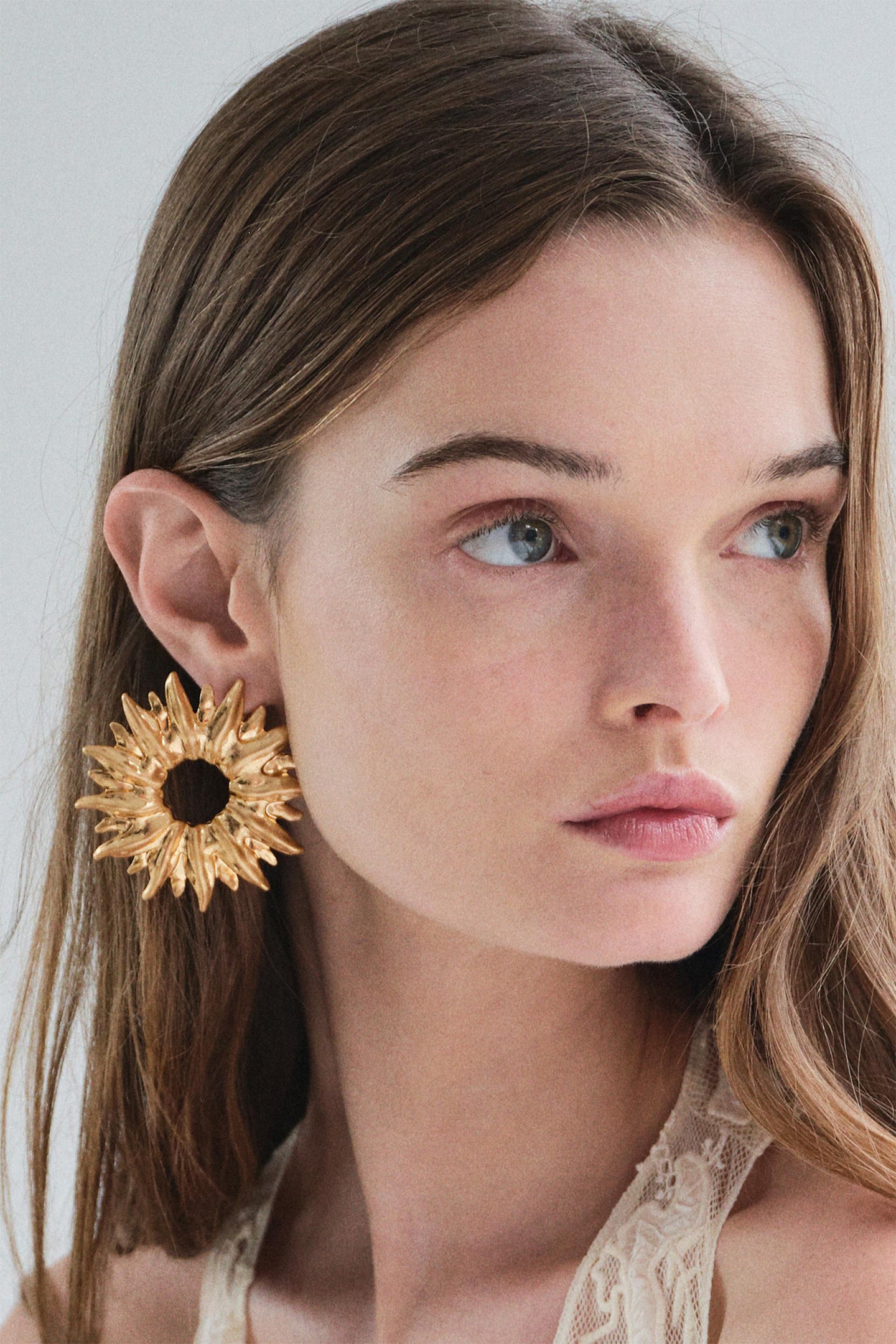 Pendientes huecos con forma de sol 