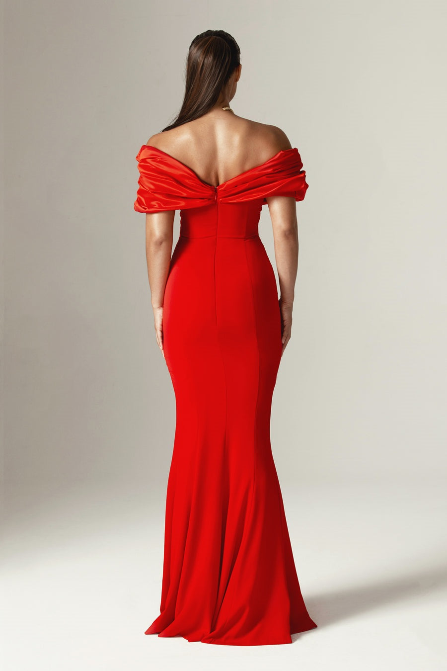 Vestido largo fruncido con hombros descubiertos y abertura Sophia 