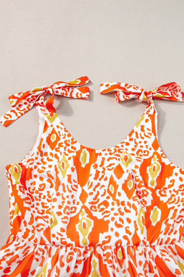 Vestido escalonado con bloques de color de leopardo y tirantes anudados en naranja