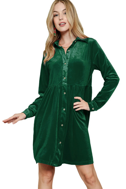 Vestido camisero de terciopelo verde con volantes y mangas largas y botones 