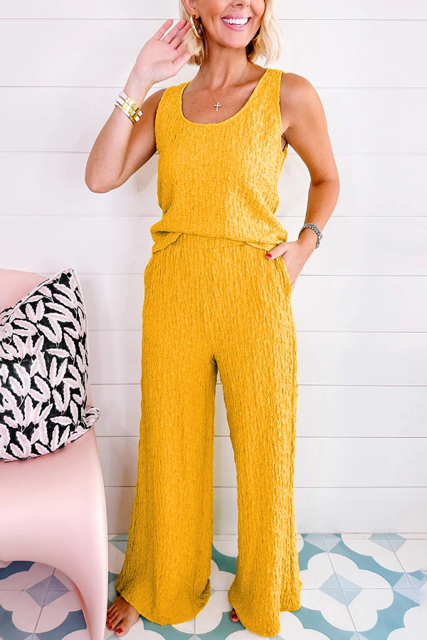 Conjunto de camiseta amarilla arrugada con cuello en U y pantalones anchos 