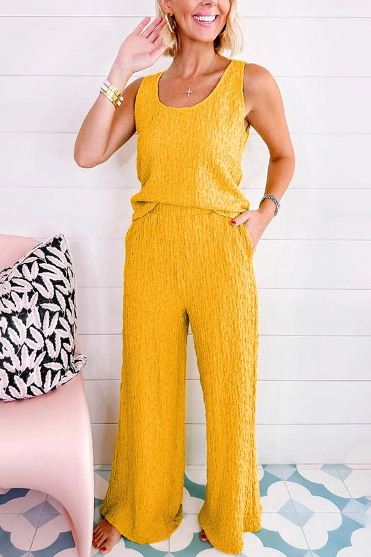 Conjunto de camiseta amarilla arrugada con cuello en U y pantalones anchos 