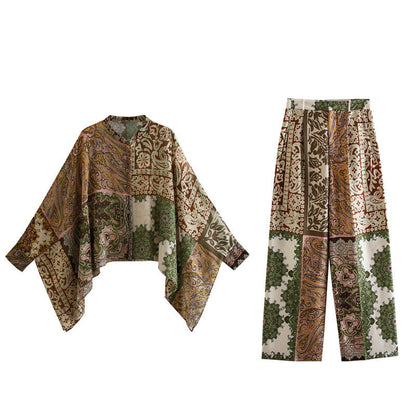Conjunto de camisa, pantalones y capa con estampado de patchwork