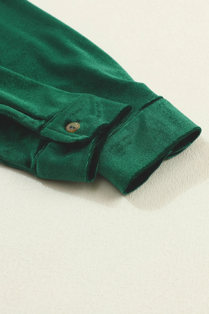 Vestido camisero de terciopelo verde con volantes y mangas largas y botones 