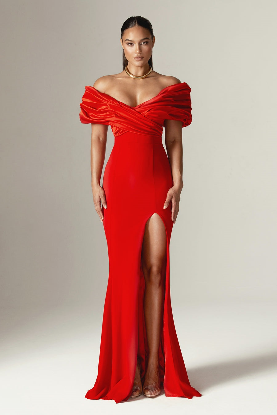 Vestido largo fruncido con hombros descubiertos y abertura Sophia 