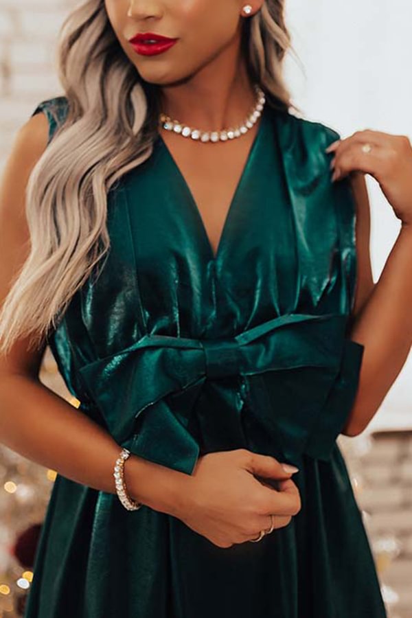 Vestido mini con bolsillos y diseño de lazo de satén con una vista fascinante