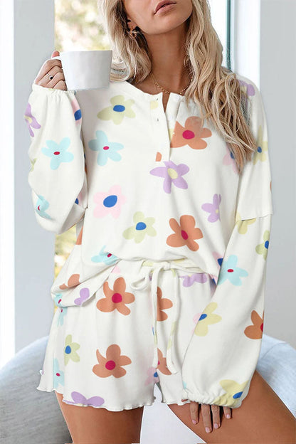 Conjunto de ropa de estar por casa con top henley con estampado floral blanco y pantalones cortos con cordón ajustable