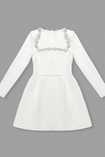 Vestido mini Alexia con cuello cuadrado y ribete de diamantes de imitación 