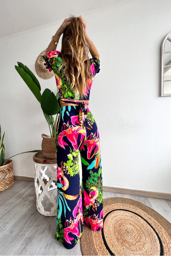 Conjunto de top corto con cuello en V y mangas cortas con estampado floral, cintura elástica y pantalones de pierna ancha 