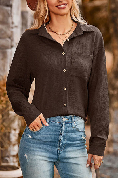 Blusa texturizada con botones y solapa de bolsillo suelto