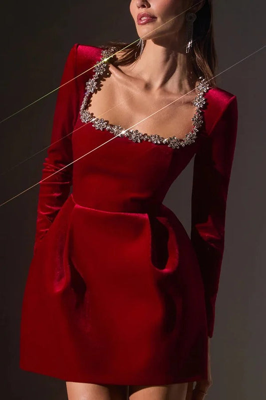 Vestido mini de terciopelo con mangas largas y bolsillos y ribetes adornados con joyas de Endless Celebration 