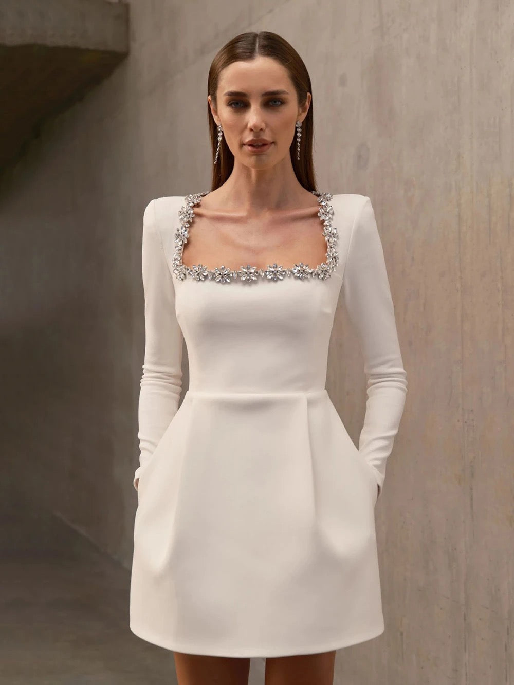 Vestido mini Alexia con cuello cuadrado y ribete de diamantes de imitación 