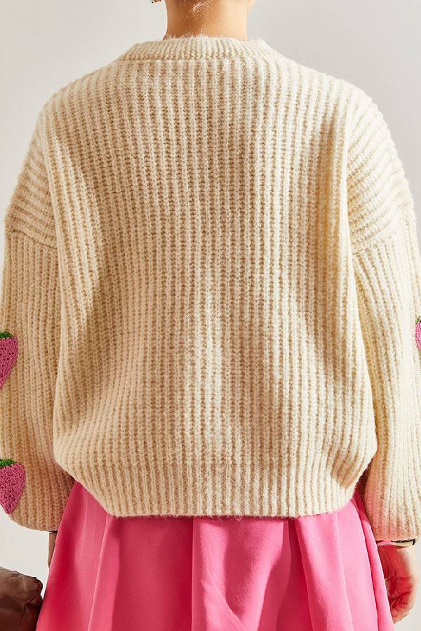 Suéter tipo cárdigan con cuello en V y decorado con fresas en color beige.