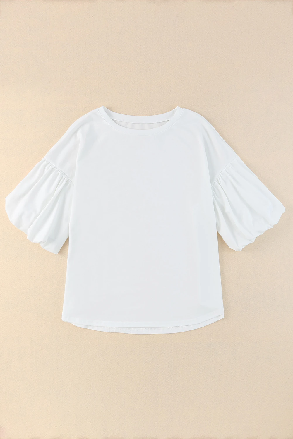 Blusa informal de color blanco liso con mangas abullonadas
