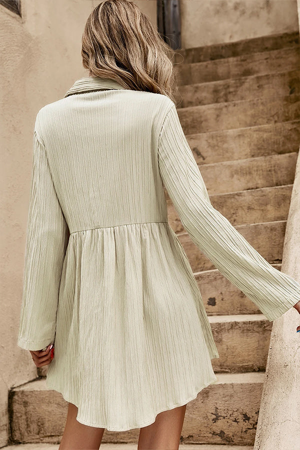 Vestido texturizado con mangas enrollables y botones en la parte delantera