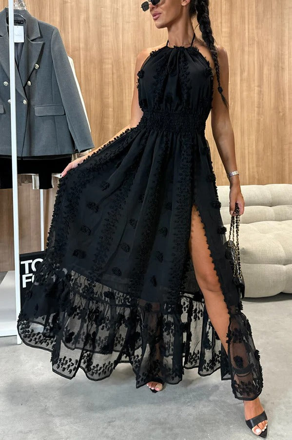 Vestido largo Gloria con escote halter, espalda descubierta, cintura elástica y flores bordadas