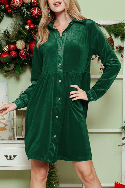 Vestido camisero de terciopelo verde con volantes y mangas largas y botones 