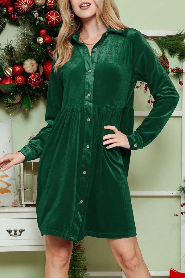 Vestido camisero de terciopelo verde con volantes y mangas largas y botones 