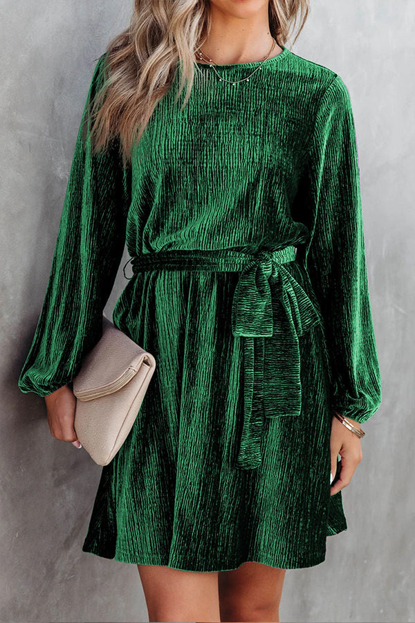 Minivestido de terciopelo verde arrugado con cintura anudada y mangas abullonadas