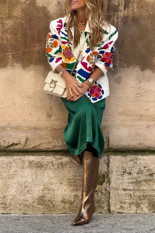 Sobrecamisa vaquera blanca bordada con colores vivos y bolsillos.