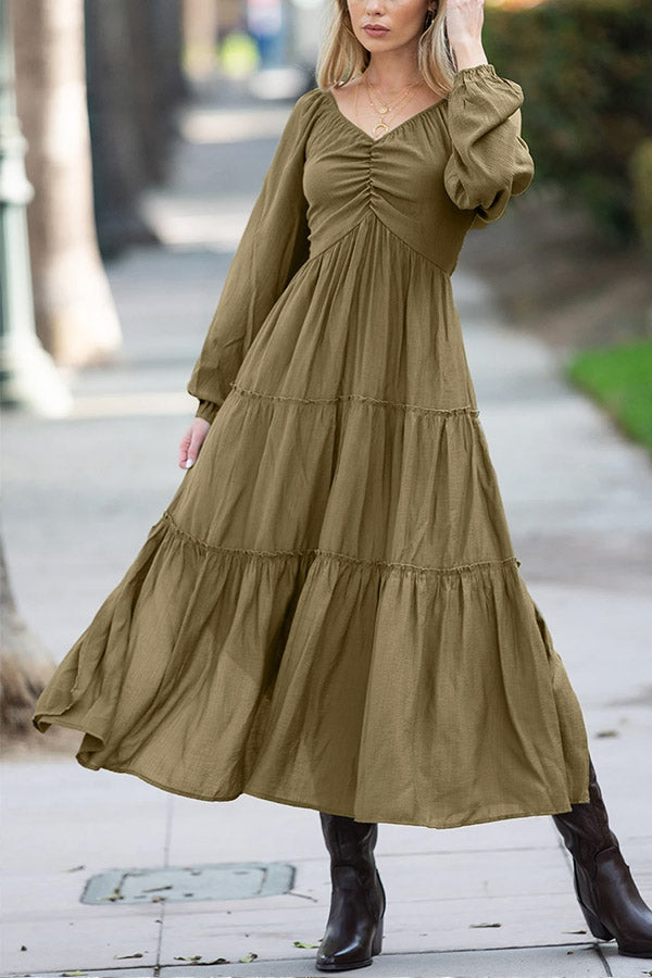 Vestido largo escalonado con volantes, escote en V y lazo