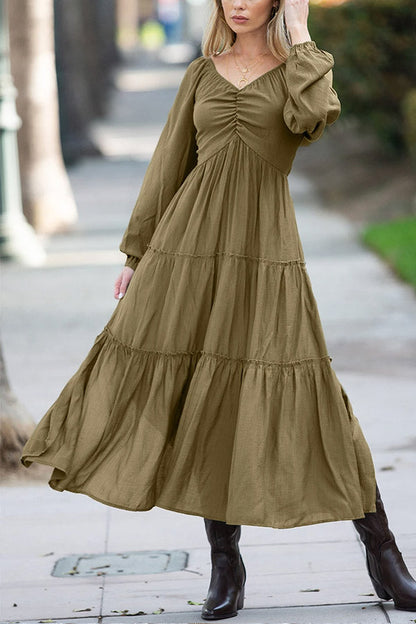 Vestido largo escalonado con volantes, escote en V y lazo