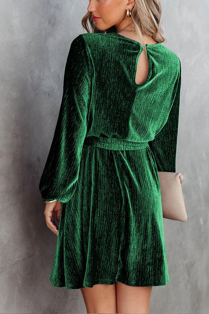 Minivestido de terciopelo verde arrugado con cintura anudada y mangas abullonadas