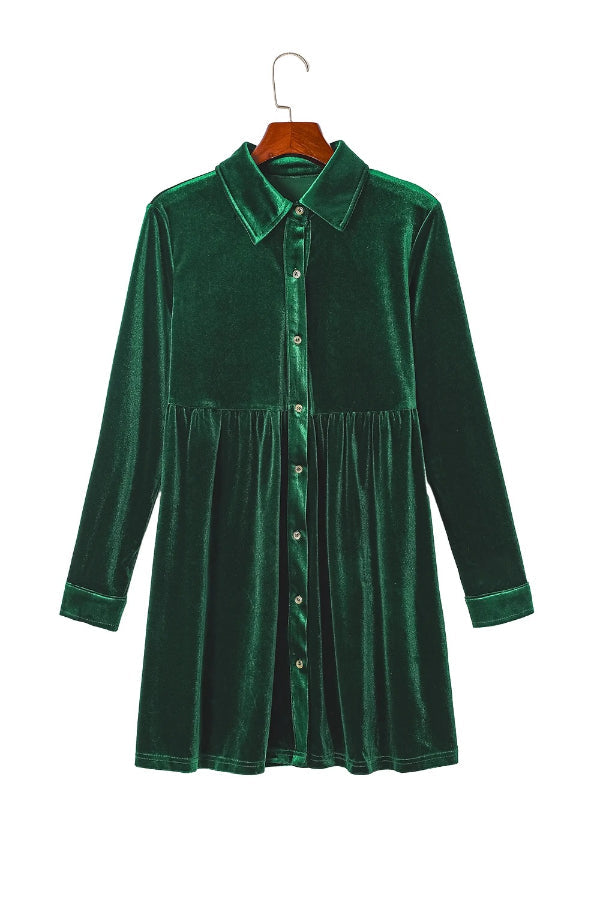 Vestido camisero de terciopelo verde con volantes y mangas largas y botones 