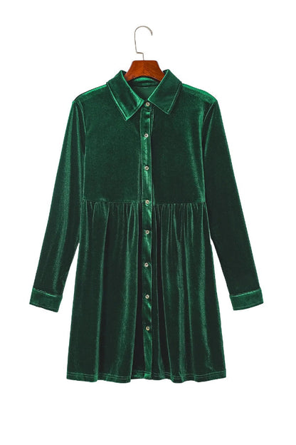 Vestido camisero de terciopelo verde con volantes y mangas largas y botones 