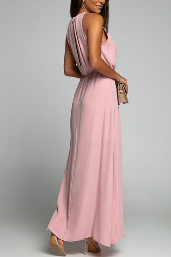 Vestido de cuello redondo, sin mangas, con cintura y abertura lateral