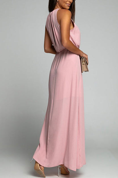Vestido de cuello redondo, sin mangas, con cintura y abertura lateral