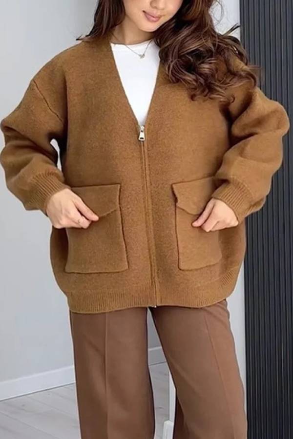 Chaqueta tipo suéter con cuello en V y bolsillos versátiles de color liso