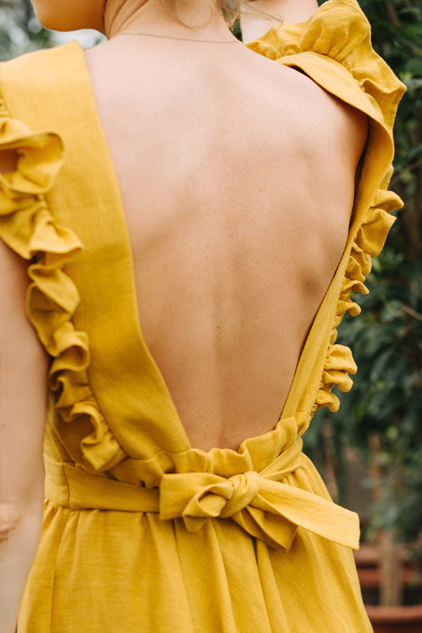 VESTIDO DE LINO CON MANGAS CON VOLANTES Y ESPALDA DESCONECTADAS