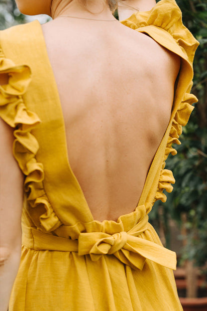 VESTIDO DE LINO CON MANGAS CON VOLANTES Y ESPALDA DESCONECTADAS