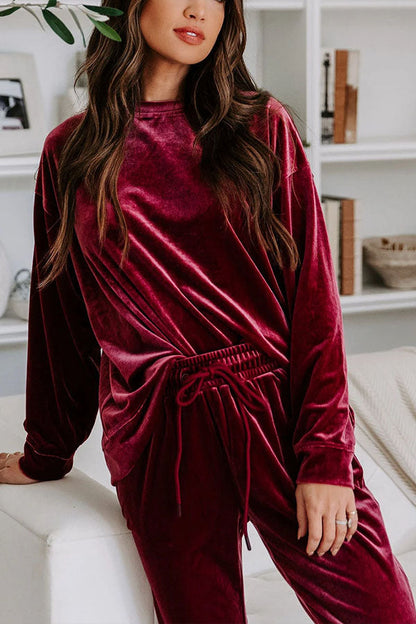 Conjunto de top de cuello redondo y pantalón largo con cordón de terciopelo rojo sólido