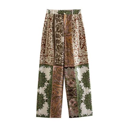 Conjunto de camisa, pantalones y capa con estampado de patchwork