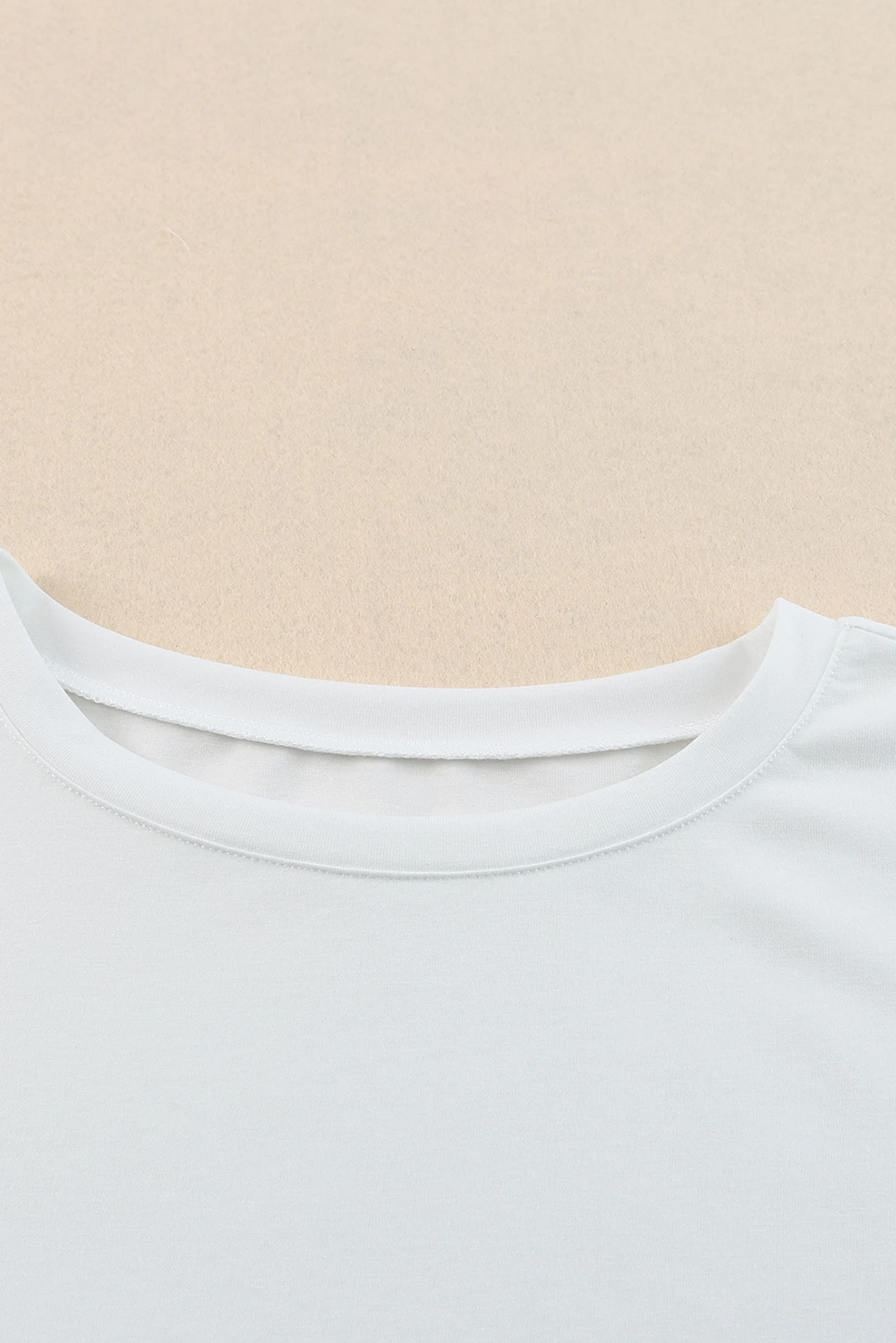 Blusa informal de color blanco liso con mangas abullonadas