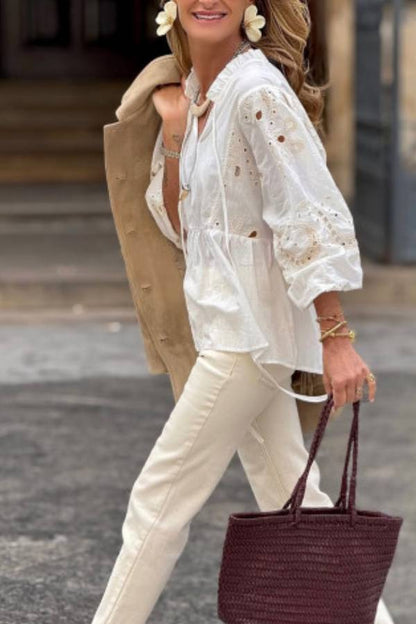 Blusa blanca con escote en pico y mangas caladas