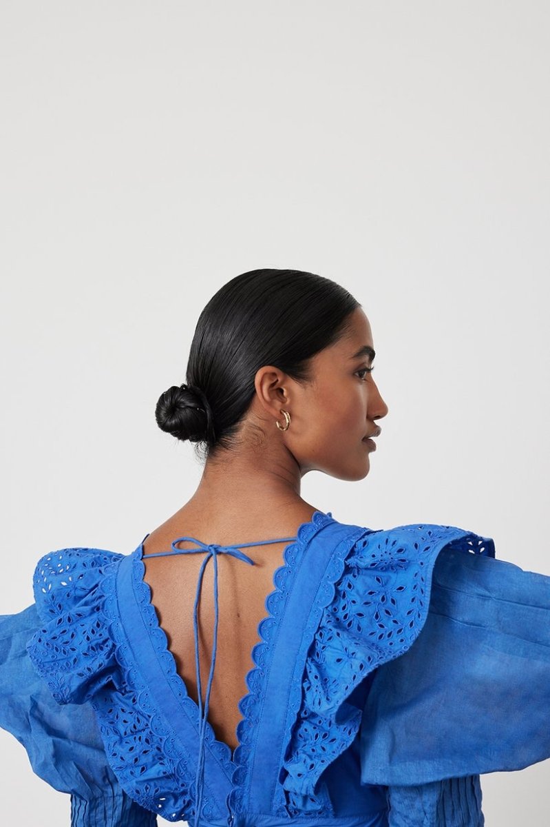 Minivestido de encaje liso con cuello en V y volantes 