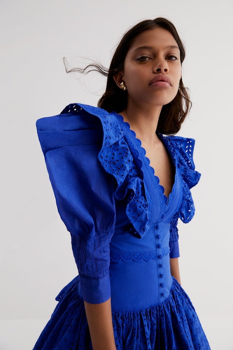 Minivestido de encaje liso con cuello en V y volantes 
