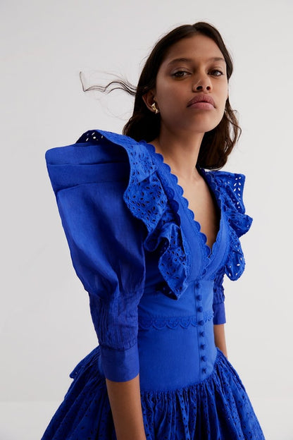 Minivestido de encaje liso con cuello en V y volantes 
