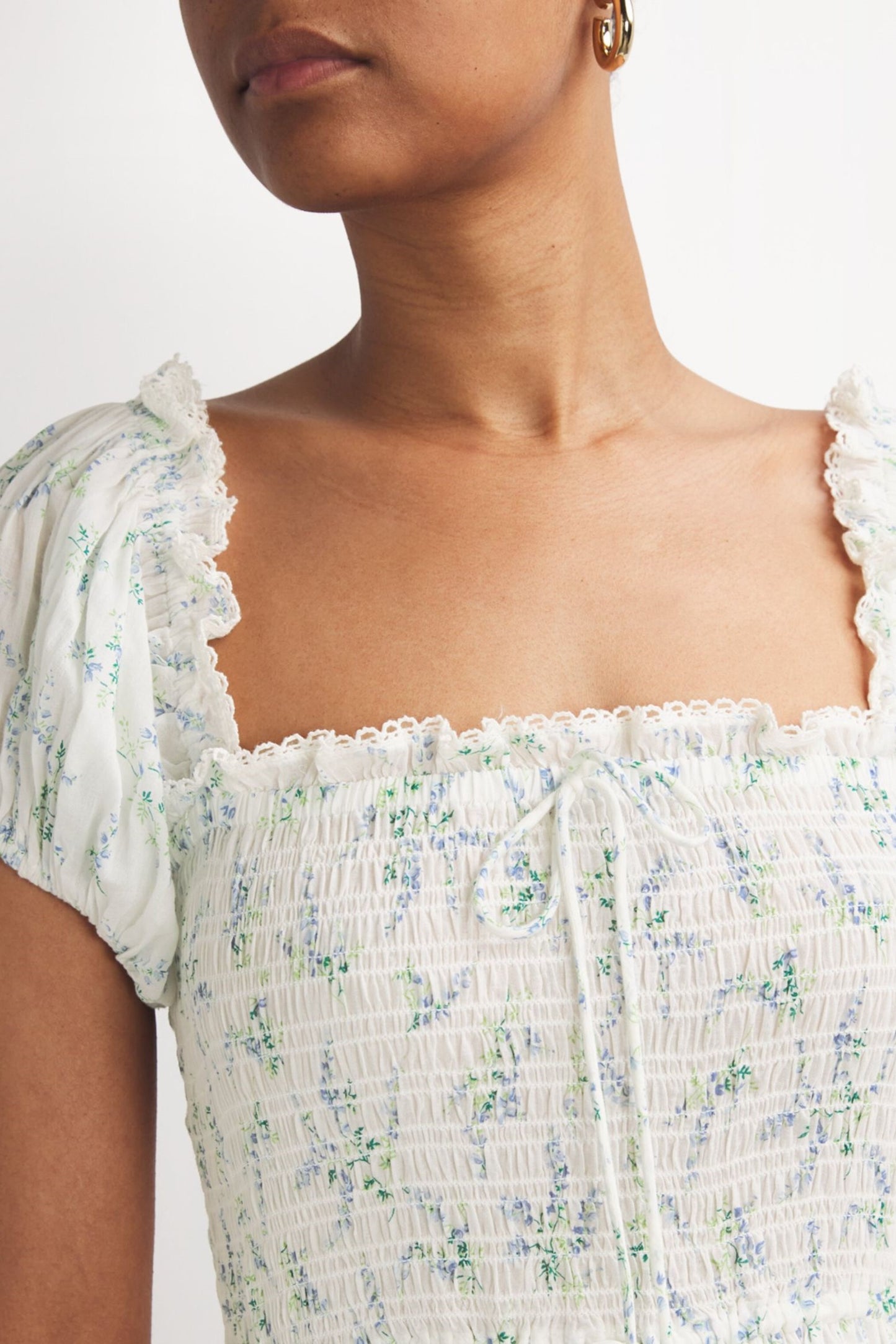 Vestido midi con mangas abullonadas y fruncido floral 