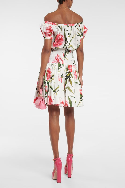 Minivestido fruncido con hombros descubiertos y estampado floral 