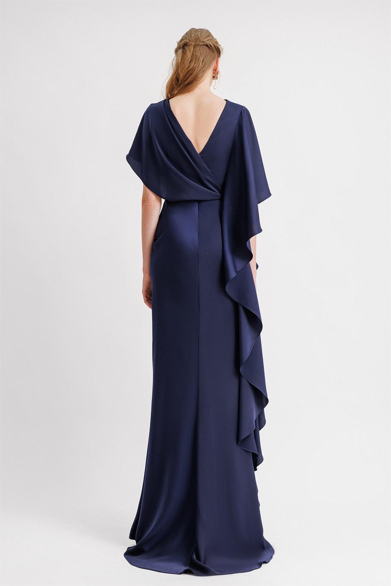 Vestido largo de satén con volantes fruncidos