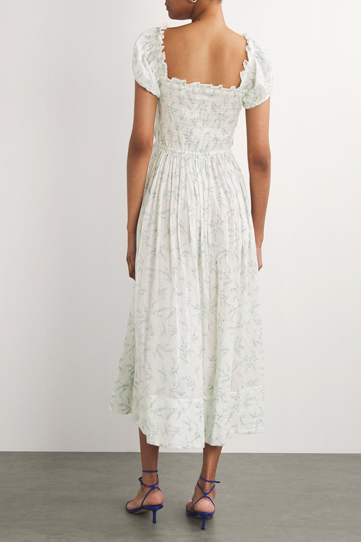 Vestido midi con mangas abullonadas y fruncido floral 