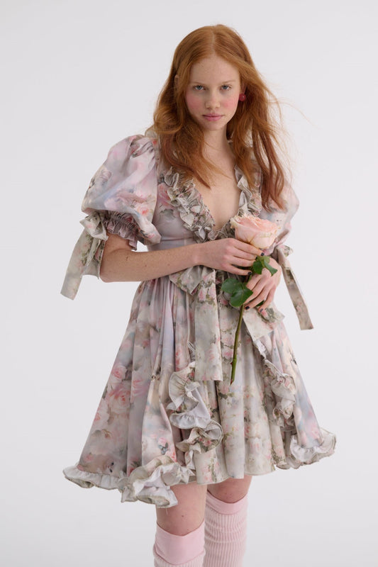 Minivestido con cuello en V, mangas abullonadas y volantes florales 