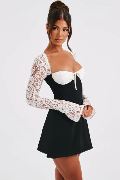 Vestido mini con encaje, escote corazón y cordones 