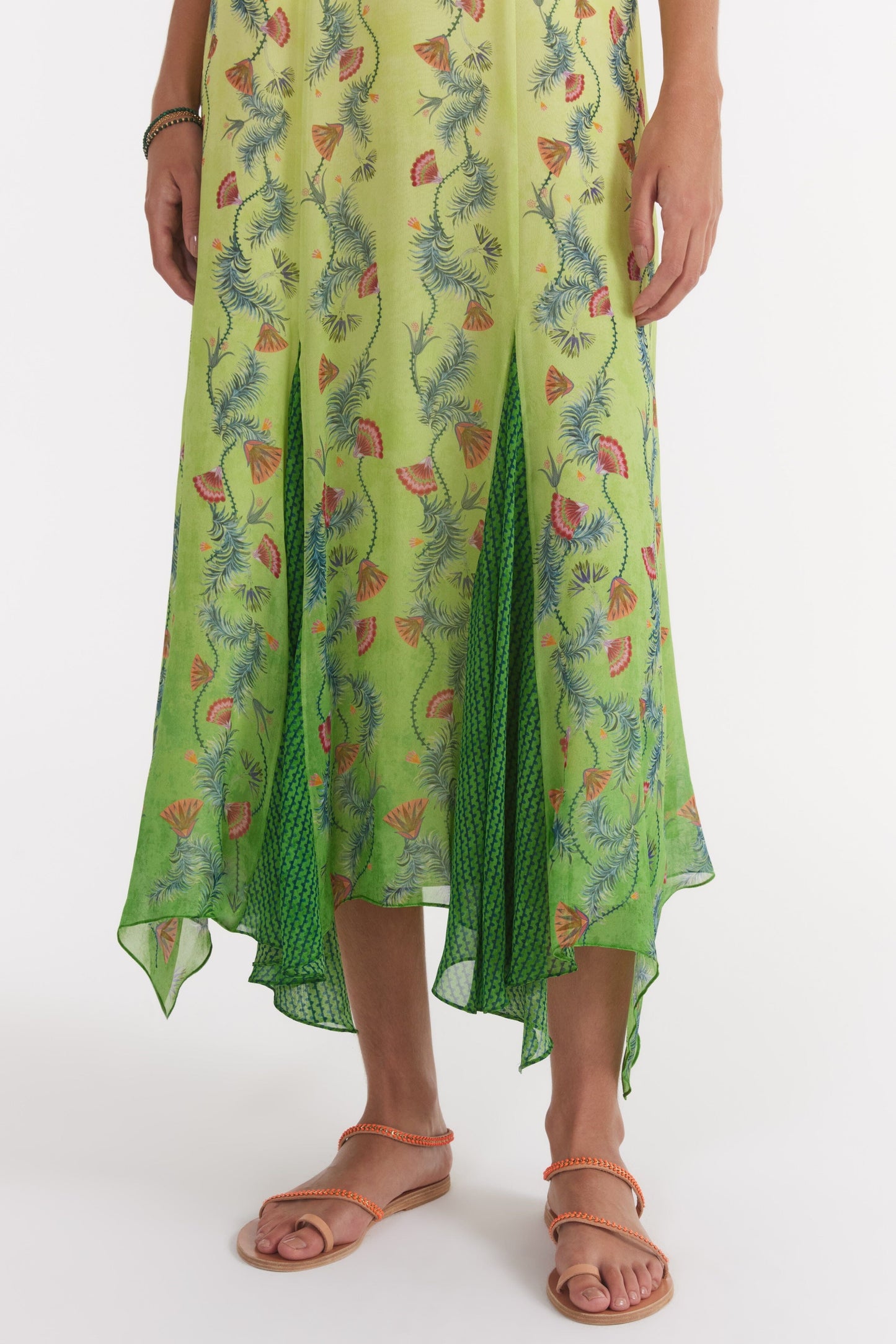 Vestido midi sin mangas con escote corazón floral 